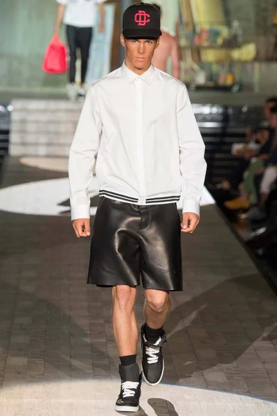 Look 32